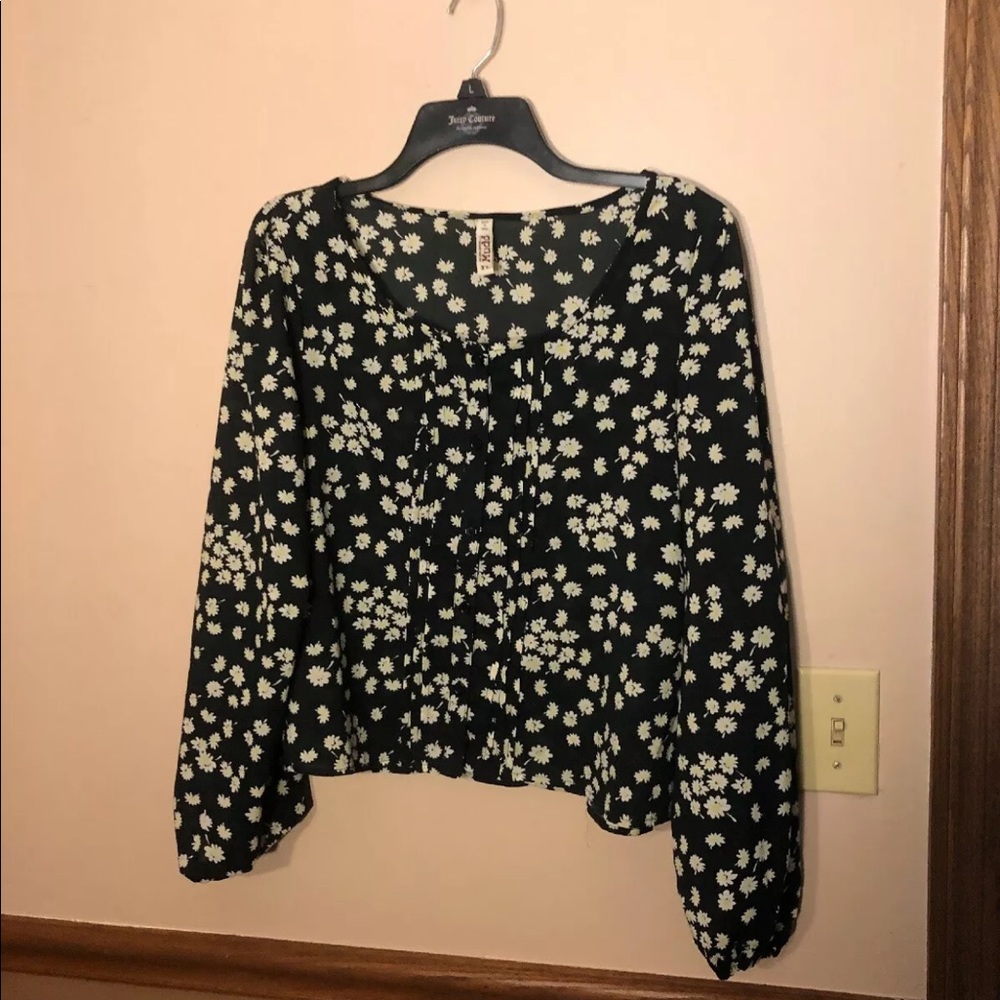 Mudd daisy long sleeve crop top